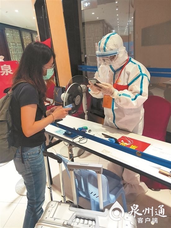 在厦门高崎国际机场，邓江龙核查入境人员相关信息